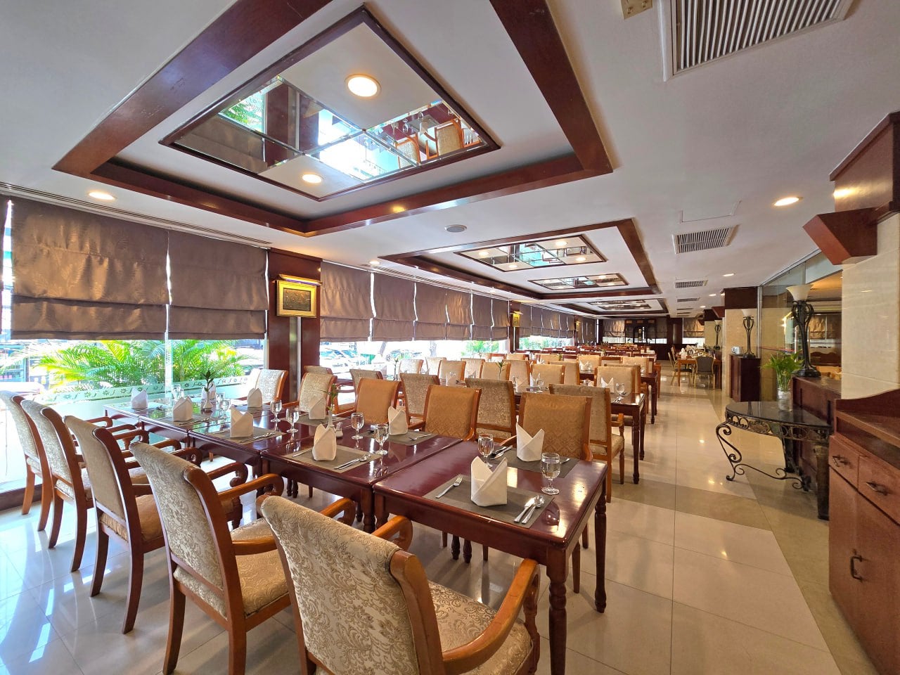 Palm View Restaurant - Phnom Penh Hotel — 2